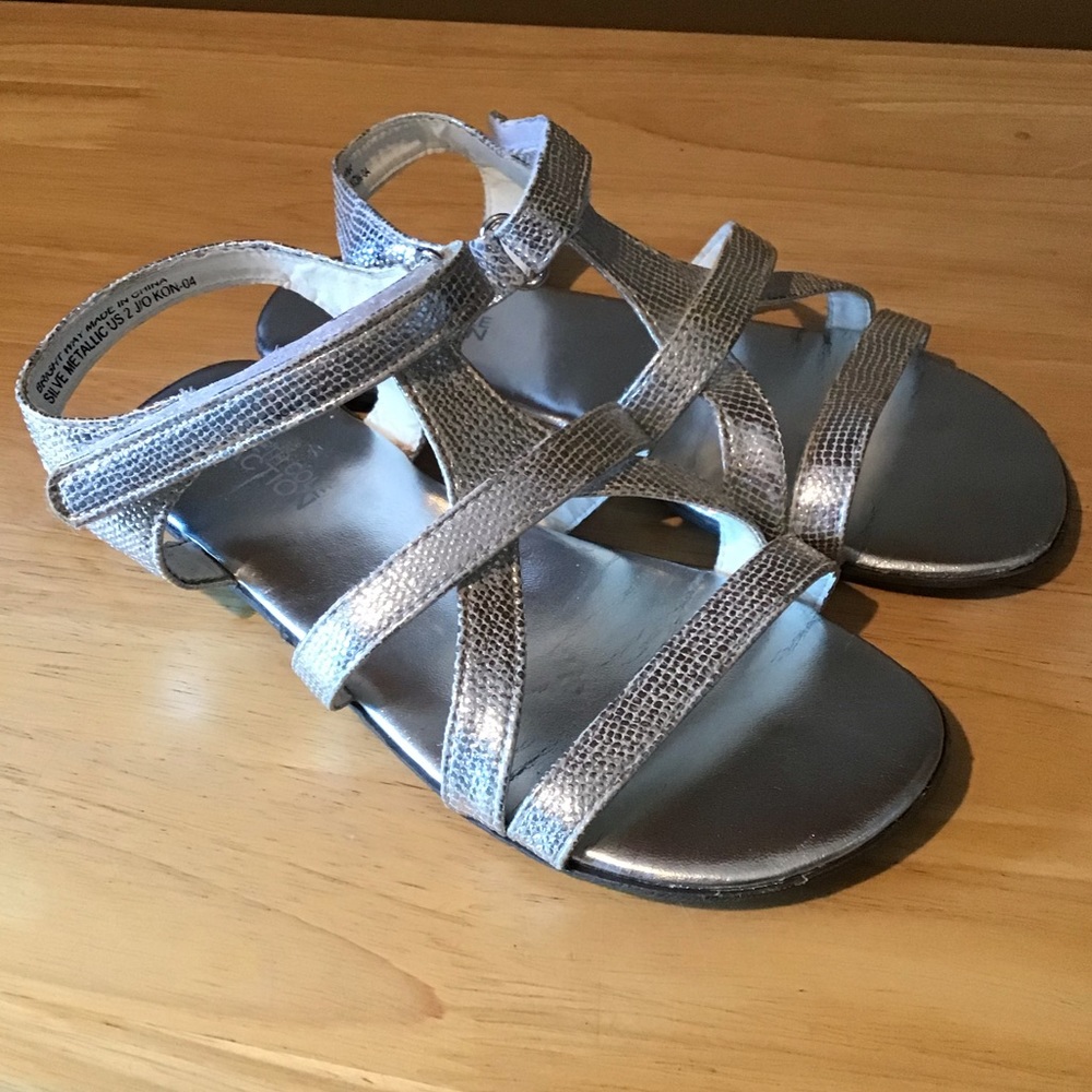 KENNETH COLE REACTION bright way silver sandals 2